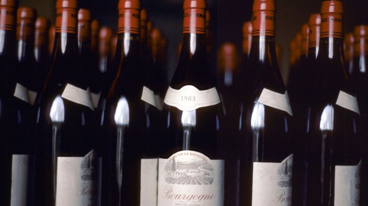 Zaměstnanec vinařství ukradl sedm tisíc lahví burgundského. Odnášel je patnáct let